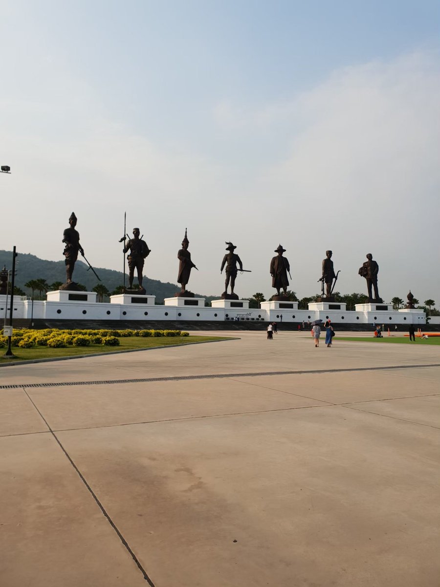 Diamond65979109's tweet image. เมืองไทยไม่เป็นเมืองขึ้นใคร เพราะใคร  กันเล่า #เรารักสถาบันพระมหากษัตริย์ #อนุชนรักชาติศาสตร์กษัตริย์ #ราษฎรไทยใต้ร่มพระบารมี