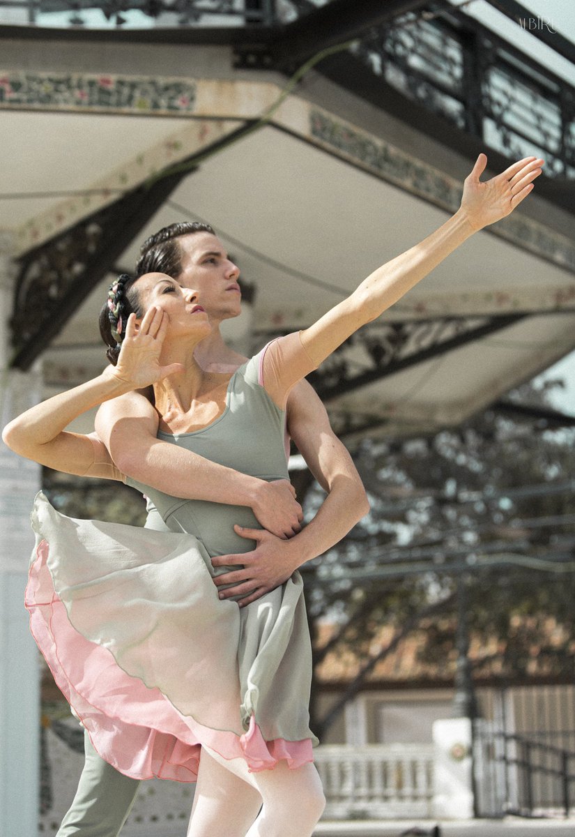 INAEM_Cultura's tweet photo. 💃🩰¡La @CNDanza toma las calles! La compañía sigue acercando su arte a los ciudadanos, que pueden encontrarse con nuestros bailarines en rincones emblemáticos de su localidad. En su última sesión, visitaron el @MuseodeAlbacete, el @TeatroCircoAB...😍🤗
📸https://t.co/CExnRSmWOl https://t.co/Hq6yPRUeO1
