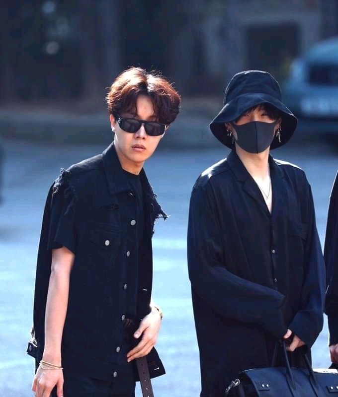 Sun and moon๐
#๋ฐฉํ์๋
๋จ #JHOPE #MinYoongi #ARMY #Fangirl #LFL https://t.co/7RsGuoIVPP