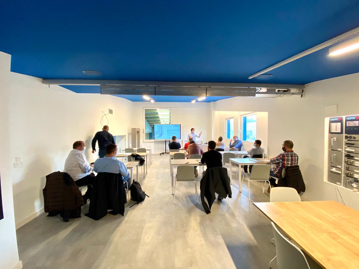 procomsaoficial's tweet photo. Os dejamos con fotos de una de las jornadas de #formación en #herrajes para #carpintería de #madera realizadas en el nuevo centro de #formación de #PROCOMSA junto a nuestro distribuidor #SIMATEC.
#CarpinteriaEstelar #CarpinteriadeRaíz #ApattaAroztegia #Simatec @CarpintekGroup https://t.co/bRSdOiDIS0