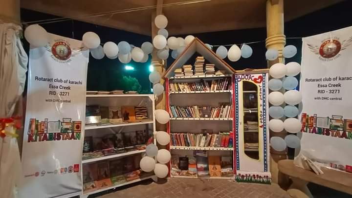 Midhat08345014's tweet photo. Kitabistaan... A visionary project started with first step, RACK ESSA CREEK initiated KITABISTAN with installing books rack to enlighten the importance of Book Reading. #rotaract  #rotary  #rid3271 #Trending #rotaryinternational  #fellowship  #library  #park  #books #kitabistaan https://t.co/0kgMeMxg5C