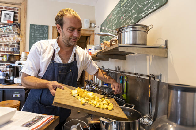 departement59's tweet photo. Aujourd'hui, c'est la journée mondiale des cuisiniers. L'occasion de saluer tous les chefs du Nord qui font rayonner notre belle gastronomie Ch'ti ! 👨🍳🍳
Faites chauffer vos fourneaux, nos chefs vous ont concocté des recettes #madein59 👉 https://t.co/UoRU0s8Cyb https://t.co/mEuuiiBehK