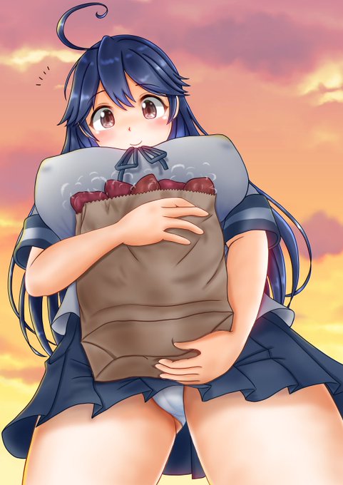 「やぁ潮、美味しそうな焼き芋だね!」
「ひっ!!」
「あれっ?固まっちゃった…」

#潮 #艦これ 