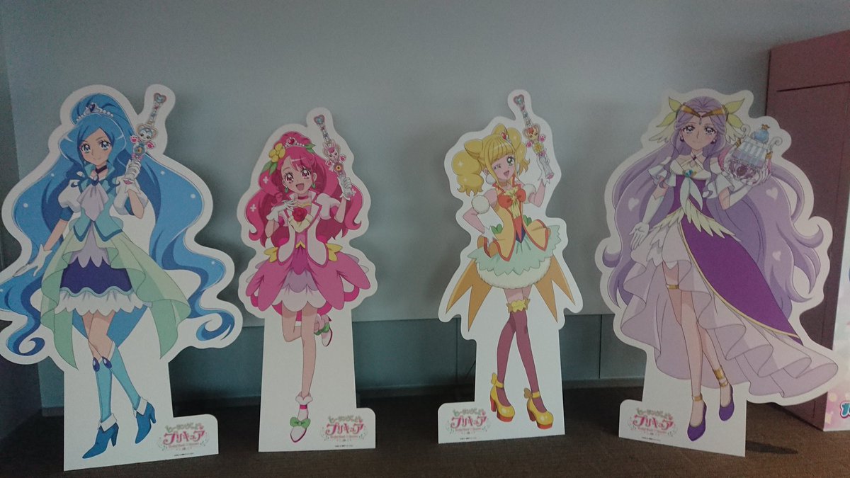 ティセラ 横浜ランドマークタワー展望台で開催されてるプリキュア ミラクルリープ 展行ってきました ヒープリ4人組の描き下ろし新規絵がひたすらに可愛いの一言 ଘ ੭ ˊᵕˋ ੭ 至る所にヒープリ組の等身大パネルや玩具の展示 コラボドリンクがあり