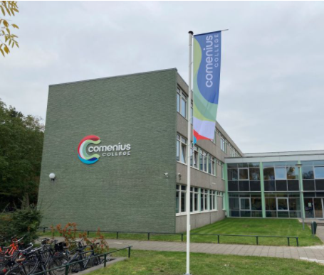 Comenius College
Vanaf vandaag het nieuwe logo op de gevel!
De buitenkant laat zien dat we aan de binnenkant aan het veranderen zijn. Ruimte, aandacht en vertrouwen staan centraal in onze nieuwe visie en we zijn druk bezig met lessen ontwerpen die dit zichtbaar maken.