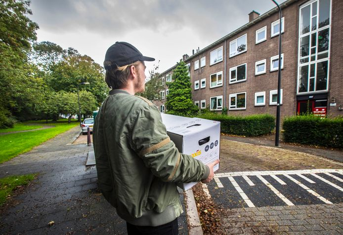 Woonstad's tweet photo. Vandaag in het @RDStad: De to-taal vastgelopen huisvesting in #Rotterdam. Het uitkleden van de corporaties door de overheid heeft ervoor gezorgd dat kleine- en middeninkomens het nakijken hebben. Hopelijk gaat na de verkiezingen het roer om! 
https://t.co/pv4P3KsQxK https://t.co/7HXVeGtkfr