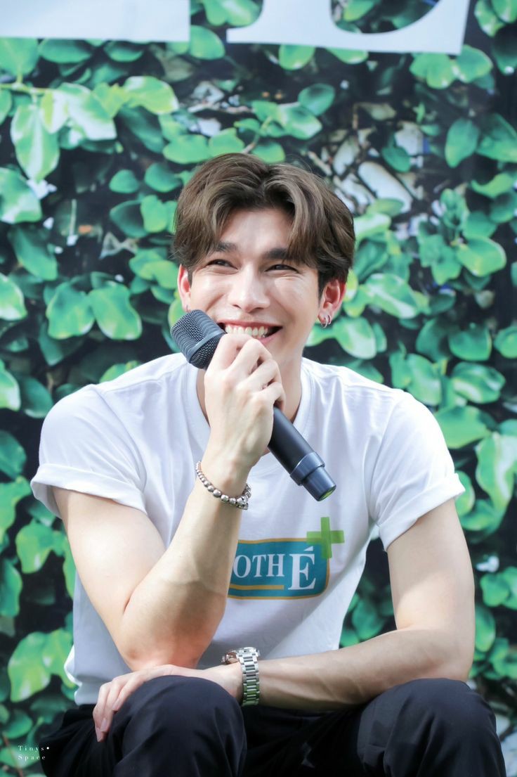  @MSuppasit This is the END of this thread. Mew is a precious human being whose smile inspires others. If you have negative thoughts while staying on this app, please take a break. If you don't have anything nice to say don't say it at all.