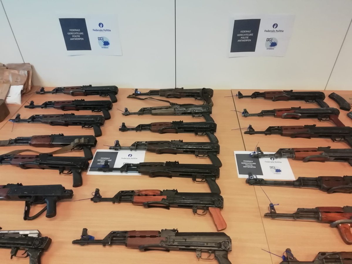 A really impressive haul of weapons captured in #Antwerp, presumably from gangs-
4x T56-pattern AKs
14x Yugo M70AB2 AKs
2x apparent Yugo RPKs
1x PM md. 65
Various handguns w/ suppressors, including fake (& real? Glocks), 1911-pattern, Beretta 70-pattern, Tokarev-pattern & more https://t.co/QQi6vKCsuk