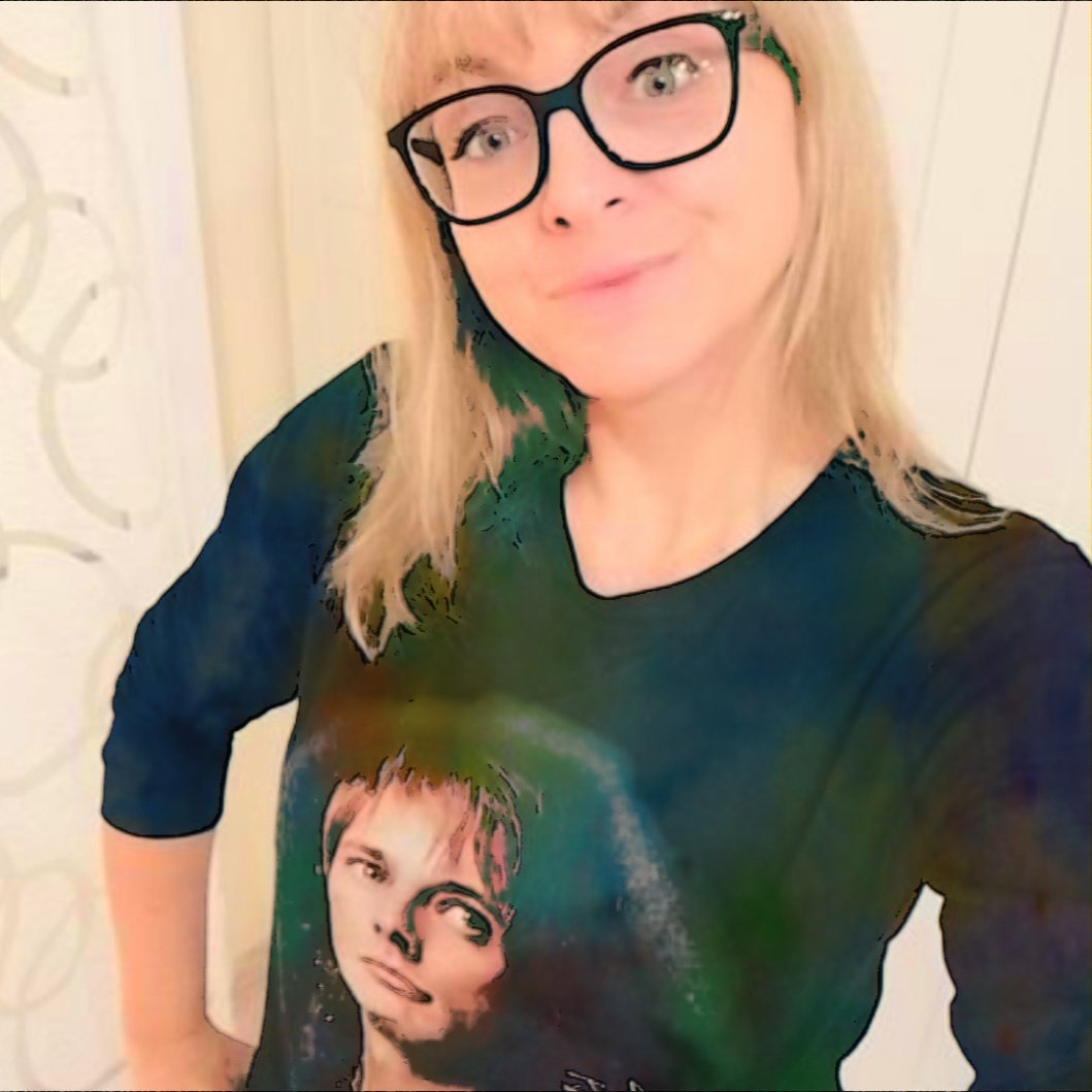 Very08_'s tweet image. I went to work in this shirt 🤣🤣 my boss asked me if you are my boyfriend .... 😱 Obviously I replied that you are not 🥴🥴 @BradleyJames #bradleyjames #merlin #IMedici