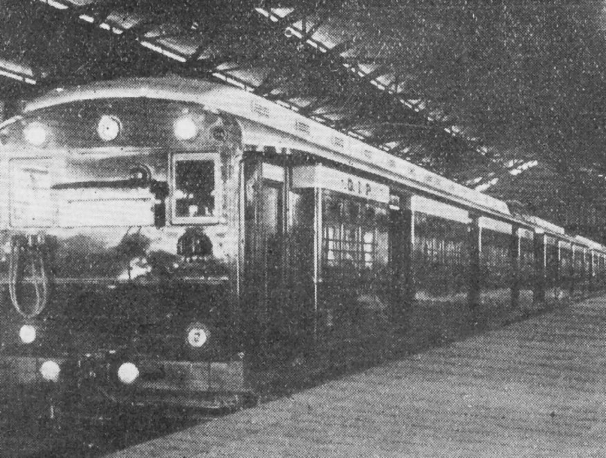 19/ The first line was Bombay Victoria-Kurla, Feb 1925. This used the first electric multiple units in India - with motors under carriages and sliding doors. In 1931 services began from Madras Beach-Tambaram. Thus was invented the Indian commuter train - an unmissable stereotype!