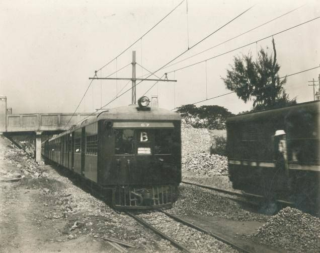 19/ The first line was Bombay Victoria-Kurla, Feb 1925. This used the first electric multiple units in India - with motors under carriages and sliding doors. In 1931 services began from Madras Beach-Tambaram. Thus was invented the Indian commuter train - an unmissable stereotype!