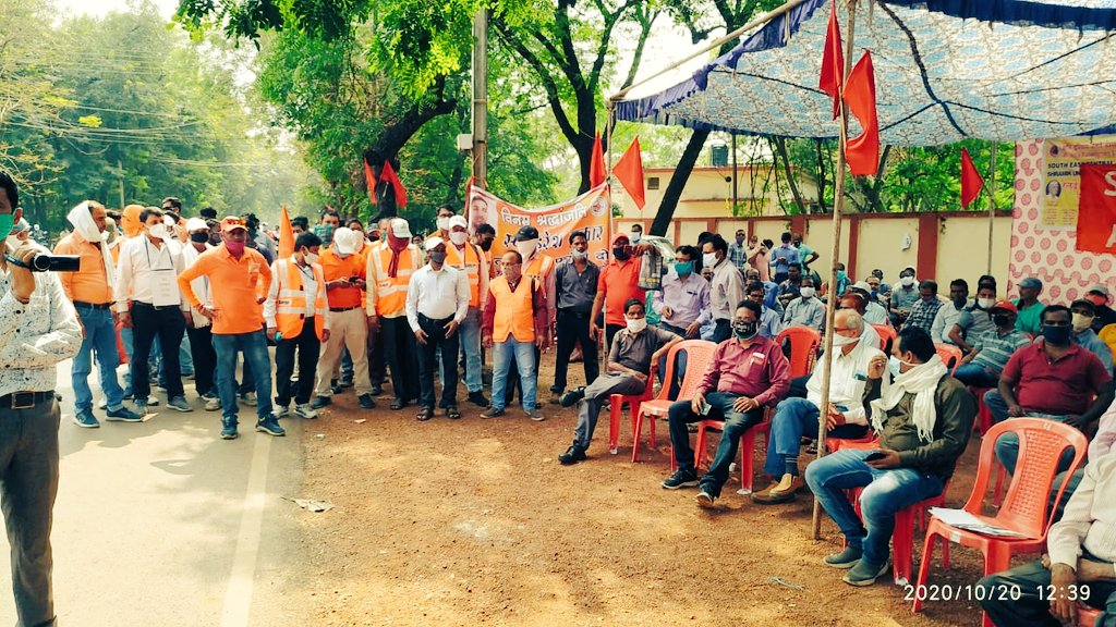 CNaveenbsp's tweet photo. @airfindia के आह्वान पर SECRSU के द्वारा बिलासपुर जोन के तहत तीनों मंडलों नागपुर रायपुर बिलासपुर मंडल पर  महामंत्री आदरणीय मनोज मेहरा जी के नेतृत्व में 20 oct को DRM कार्यालय के सामने धरना प्रदर्शन किया गया@shivgopalmishr1 @PiyushGoyalOffc @RailMinIndia @nsitharaman @PMOIndia https://t.co/N2fEgNY6Y2