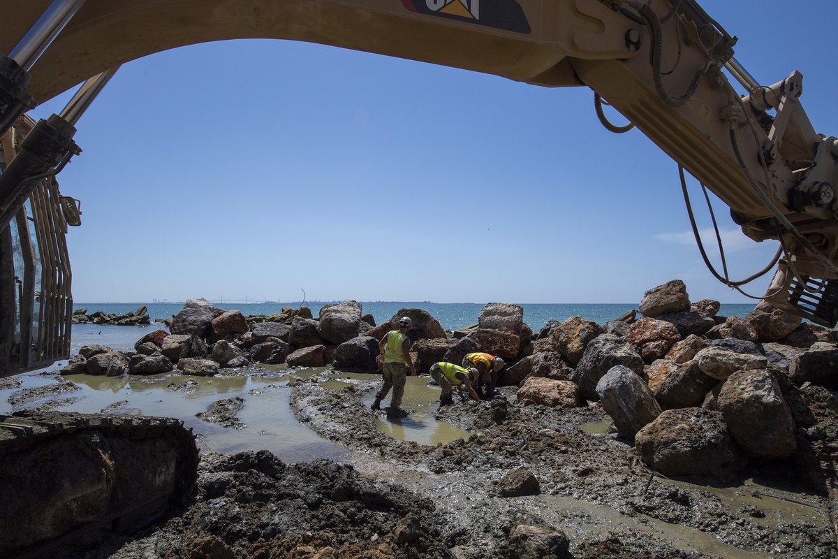 USNavyEurope's tweet photo. Seabees, working to restore coastline ⚓
#NMCB133 has taken the baton in the race to complete @NAVSTA_Rota Cliff Erosion Repair project. The multi-year project aims at strengthening the integrity of nearly a kilometer of the NAVSTA Rota's coastline.
Read: https://t.co/udEmwQb2Pd https://t.co/Bd01eVCQkH