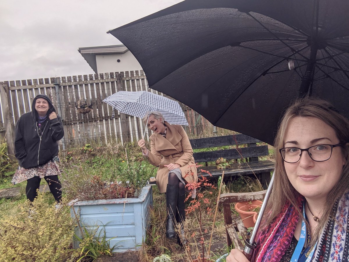 Socially distanced meeting with the wonderful ladies from @ThrivingPDC we are not going to let a little bit of rain stop us ☔⛈️ @FARE_Scotland @Jimmy_FARE @paul_fare @StMungosAcademy @DywMungos #bringingoutthebest