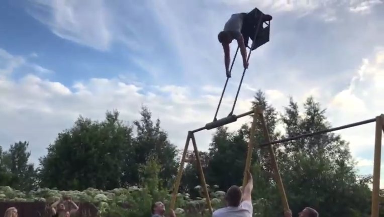 #алюминиевыештаны #тончик #внутрилапенко

как только мамки загоняют малышню по домам и детская площадка становится пустой, туда заваливается вся шайка-лека "алюминиевых" и оккупировав качели, ебошат "солнышко" 
взрослые на это недовольно цокают, а дети в окна глазеют, восхищаются