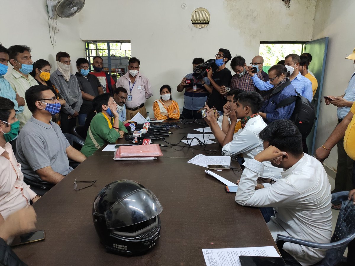 आदरणीय प्रधानमंत्री जी आप अपने आप को अभिभावक समझ निर्णय कर दिशा निर्देश दे आखिर किस आधार पर  पेरेंट्स 6 महीने से बंद निजी स्कूलो की फीस दे क्या ऑन लाइन क्लास की पूरी फीस जायज है ? आर्थिक संकट से जूझ रहे पेरेंट्स को आपकी मदद की जरूरत है <a href="/narendramodi/">Narendra Modi</a> <a href="/PMOIndia/">PMO India</a> <a href="/myogiadityanath/">Yogi Adityanath</a>