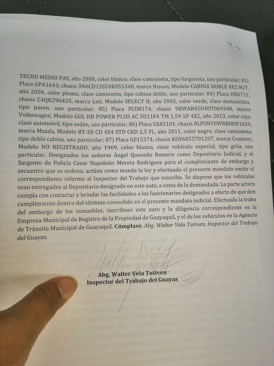HolguerEC's tweet photo. .#URGENTE| Este momento se procede al embargo de bienes de @tctelevision, una vez que el juez dictaminara la violación de derechos laborales de los extrabajadores de Cable visión. Los exempleados siguieron una demanda que resultó favorable. @MinTrabajoEc 
Bien. @TiempoRealEC https://t.co/h69seYnhCo