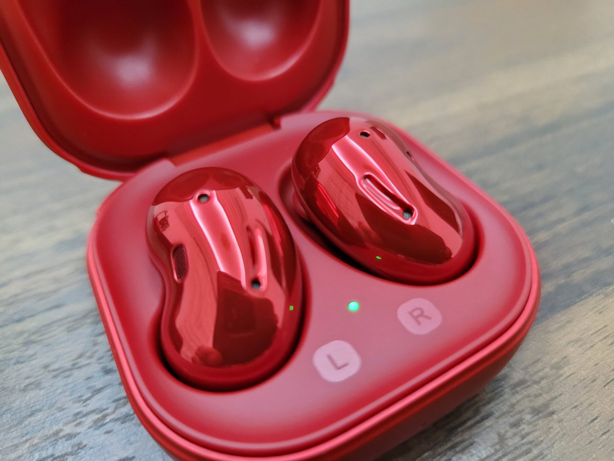 Well well hello there  , did you know #Samsung release a red and blue #GalaxyBudsLive ? @emkwan  @noyalooshemusic
 #galaxybuds #red #headphones
#GalaxyBudsPlus  #samsunggalaxy