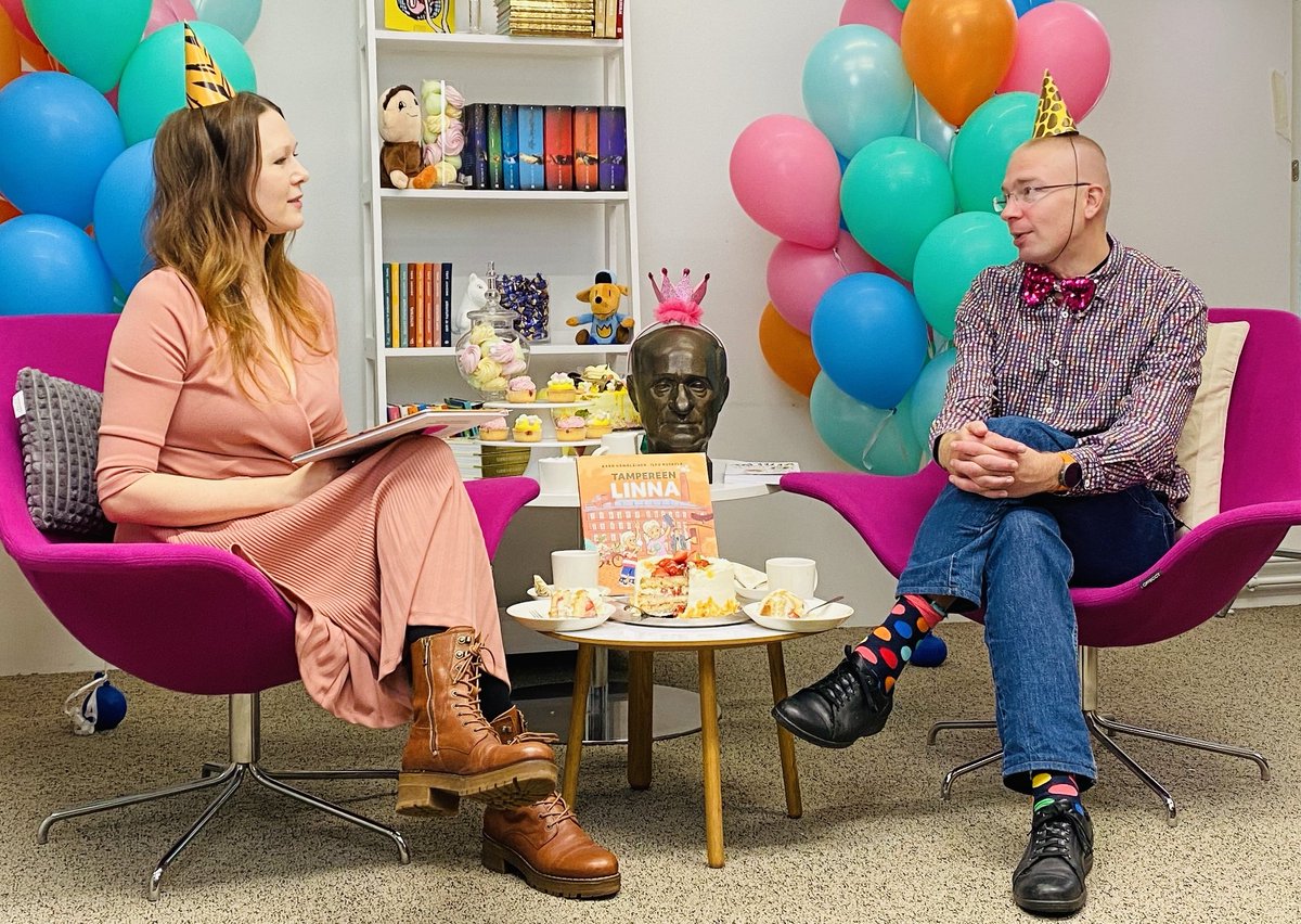 Väinö Linnan satavuotissynttärijuhlakakku korkattiin vähän etuajassa. <a href="/lukulaiffii/">Maria Laakso</a> <a href="/TammiKirjat/">Tammi</a> Kuva: Mirkka Hynninen.