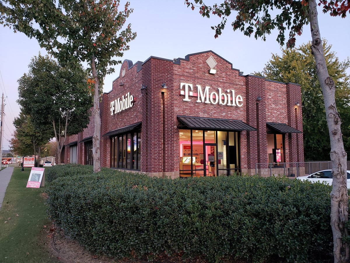 Got that sunset visual of our new signage at the Fayetteville, AR location! Come visit our newly opened location at 2737 MLK Jr Blvd! @universalwins @AJCouncilUW @DontayTaylor4