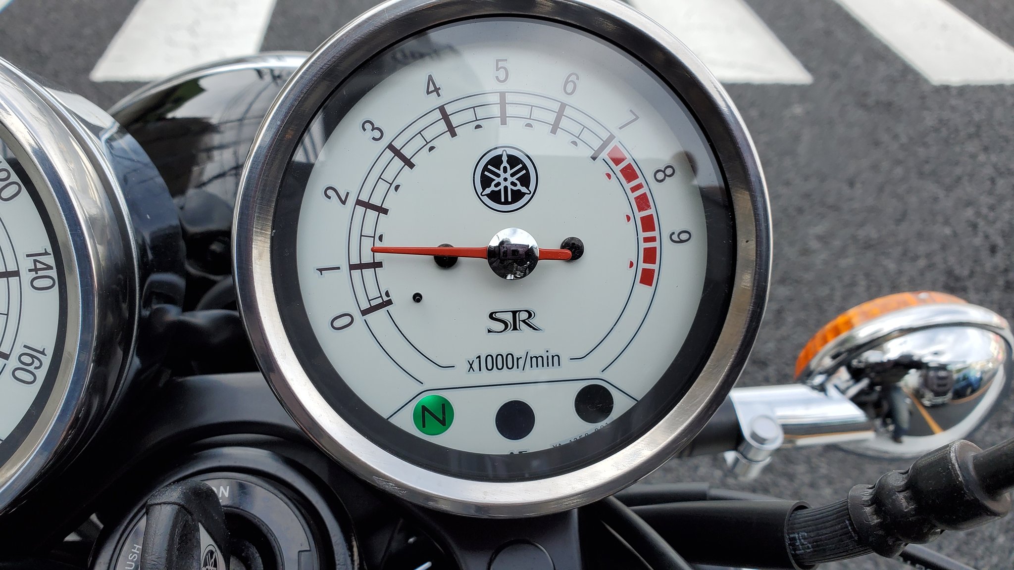 Sr400 Samurai Diary Fi車のsr乗りの皆さん 私のsrはアイドリング は平均このくらいなんですが低い方でしょうか エンストの原因はアイドリング低回転が原因か もしくはクラッチが近く調整してたせいか クラッチワイヤーは今日はある程度絞りました