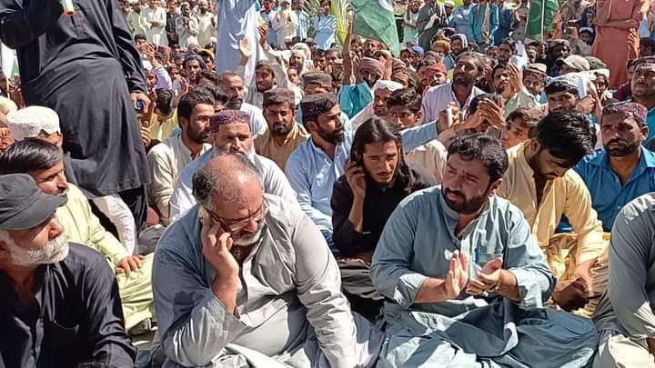 Adam_BaLLOcH's tweet photo. باپ پارٹی کا اتحادی  ایم پی گہرام بگٹی لیویز اسامیوں کو میرٹ کے برخلاف بھرتی کرنے پر ڈی سی آفس کے سامنے سراپا احتجاج 
@jam_kamal @Senator_Baloch @bnc_channel @Dr_Bugti1 @BBCUrdu @ImranKhanPTI @sakhtarmengal https://t.co/wVoNw8A9uk