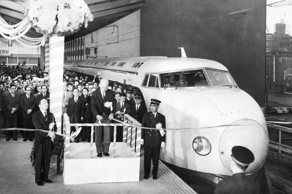 7/ We know of course the ending of the story - Japan surrendered. SMR staff came back. The 25kv AC Shinkansen was built under Sogo Shinji, who first worked in the late-Meiji Ministry of Railways during the "Broad Gauge Debate", and saw to the bullet train's first service in 1964.