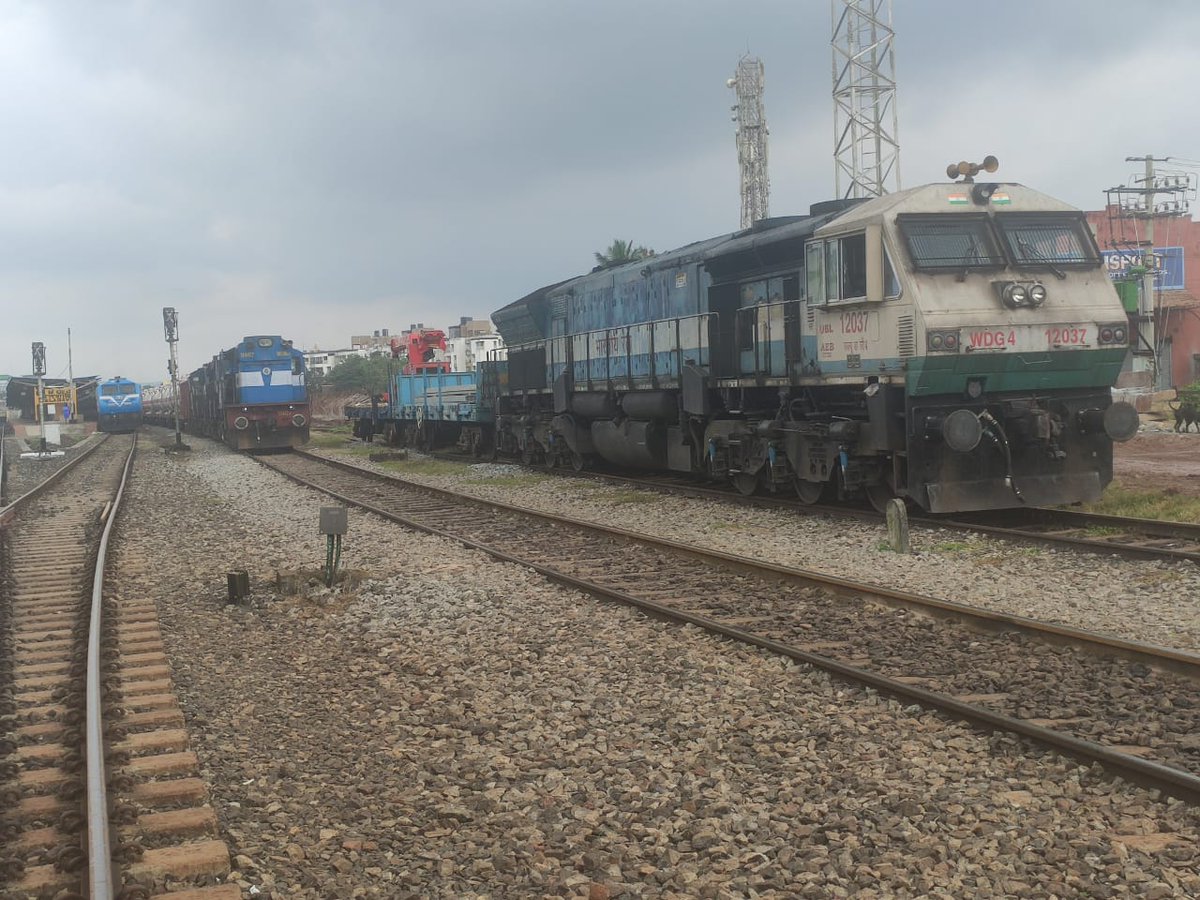 belagavi_news's tweet image. Shunting Activities at #Belagavi Railway Station.
Pairs of #EMDs &amp;amp; #ALCos Chug around the Station Yard of BGM and some wait for further duties after line Clearance. 
Locos in Pics: WDG-4(UBL) WDP-4B (Krishnarajpuram/KJM), Pair of WDG-3A Twins (Pune).

#WDG4 #WDP4B #WDG3A #SWR #CR