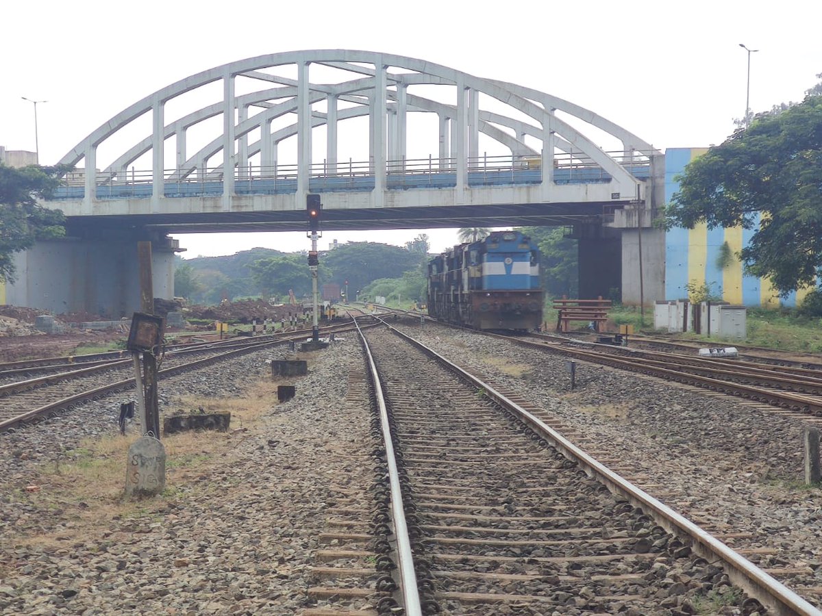belagavi_news's tweet image. Shunting Activities at #Belagavi Railway Station.
Pairs of #EMDs &amp;amp; #ALCos Chug around the Station Yard of BGM and some wait for further duties after line Clearance. 
Locos in Pics: WDG-4(UBL) WDP-4B (Krishnarajpuram/KJM), Pair of WDG-3A Twins (Pune).

#WDG4 #WDP4B #WDG3A #SWR #CR