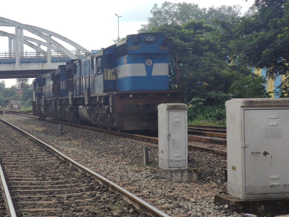 belagavi_news's tweet image. Shunting Activities at #Belagavi Railway Station.
Pairs of #EMDs &amp;amp; #ALCos Chug around the Station Yard of BGM and some wait for further duties after line Clearance. 
Locos in Pics: WDG-4(UBL) WDP-4B (Krishnarajpuram/KJM), Pair of WDG-3A Twins (Pune).

#WDG4 #WDP4B #WDG3A #SWR #CR