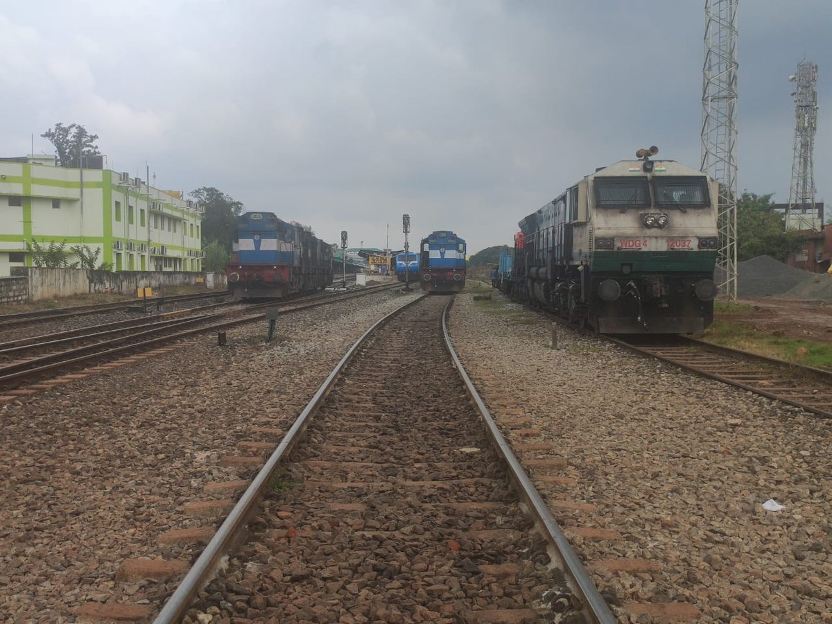 belagavi_news's tweet image. Shunting Activities at #Belagavi Railway Station.
Pairs of #EMDs &amp;amp; #ALCos Chug around the Station Yard of BGM and some wait for further duties after line Clearance. 
Locos in Pics: WDG-4(UBL) WDP-4B (Krishnarajpuram/KJM), Pair of WDG-3A Twins (Pune).

#WDG4 #WDP4B #WDG3A #SWR #CR
