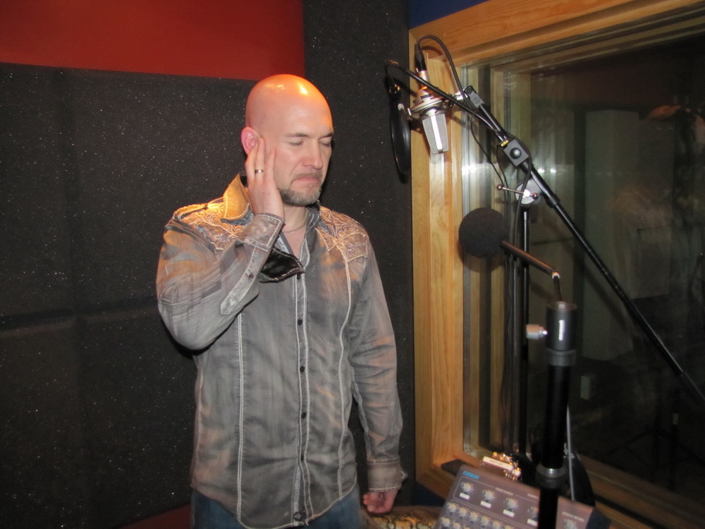 лысый спел на шоу. певец с низким голосом русский. тим стормс 10 октав. самый низкий голос в мире. тим стормс самый низкий голос.