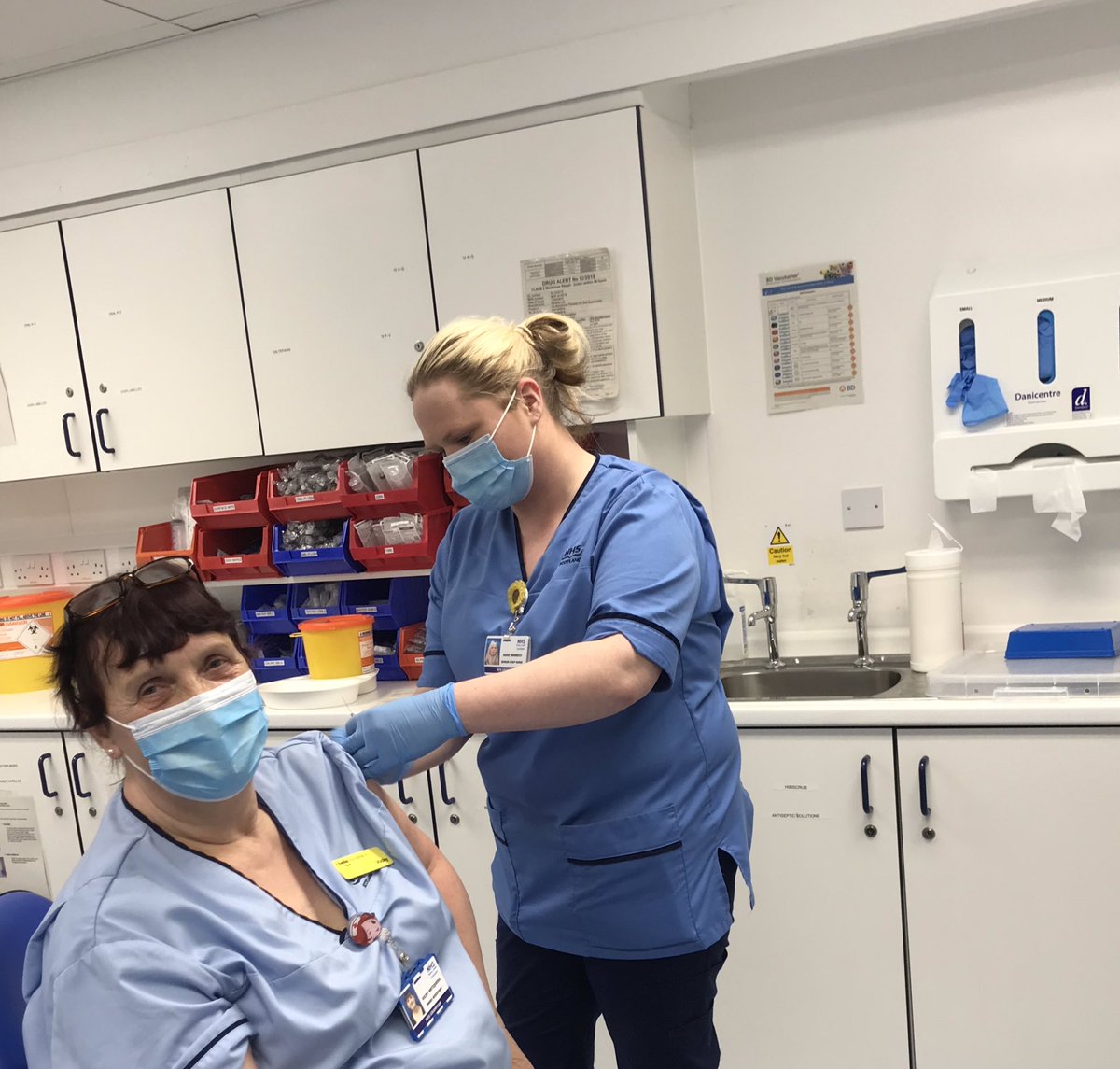 Peer vaccination underway in ward 206/207, with 6 of us having completed our training. Already awaiting more stock so please don’t stampede! (Permission given for photo) #flujab #peervaccination @NHSGrampian