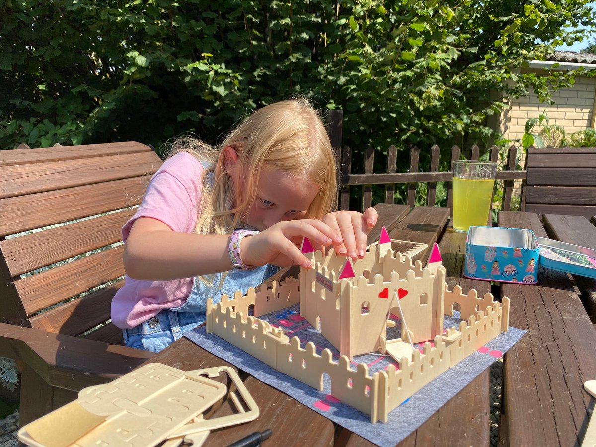 presentmill's tweet image. NEW Magical Princess Castle! 

This lovely tin includes wooden pieces to build a castle with opening drawbridge, princess, prince, unicorn, stepping stone garden and stickers to decorate.

Once the building is over your little ones can have a go at the Princess quiz included!