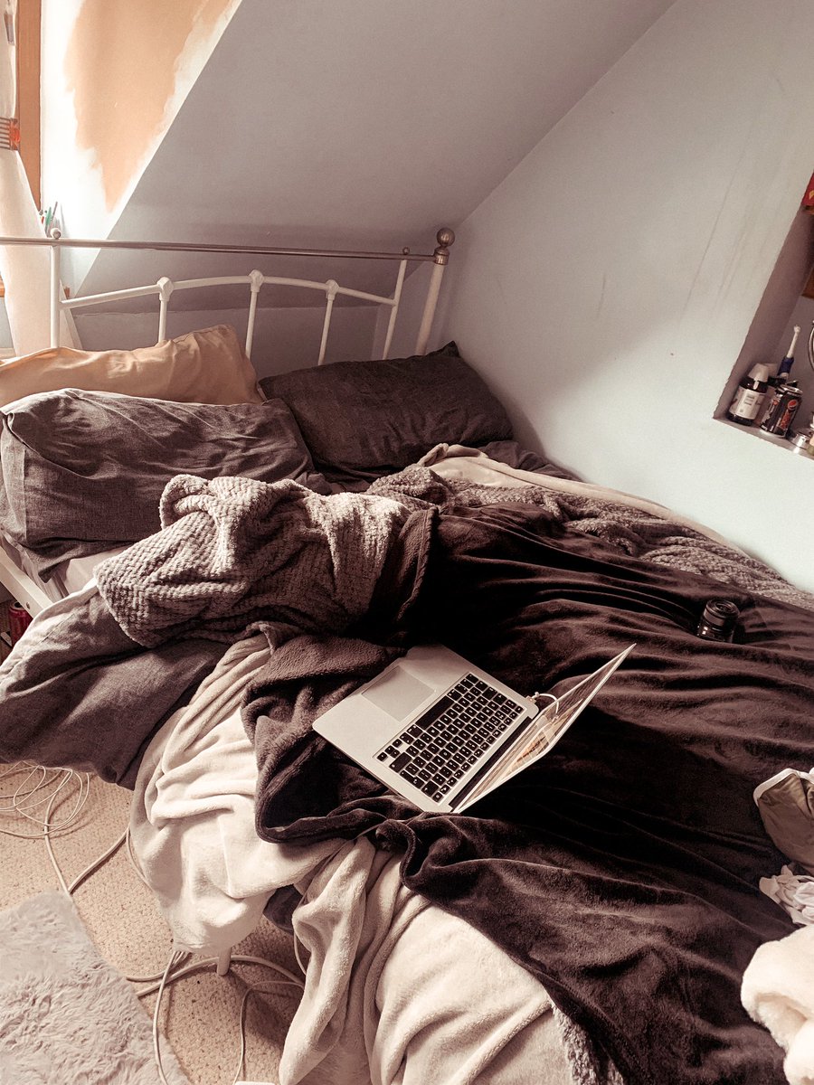One major perk for my when I decided to start my youtube joruney is that my office can be anywhere🥰I can be found nice and cozy in bed today🥰 🤞🏻 I dont fall asleep😂❤️ #youtube #newtoyoutube #youtuber #cozy #autumnal #autumn #warmoctobervibes https://t.co/DPZgVTRl4d