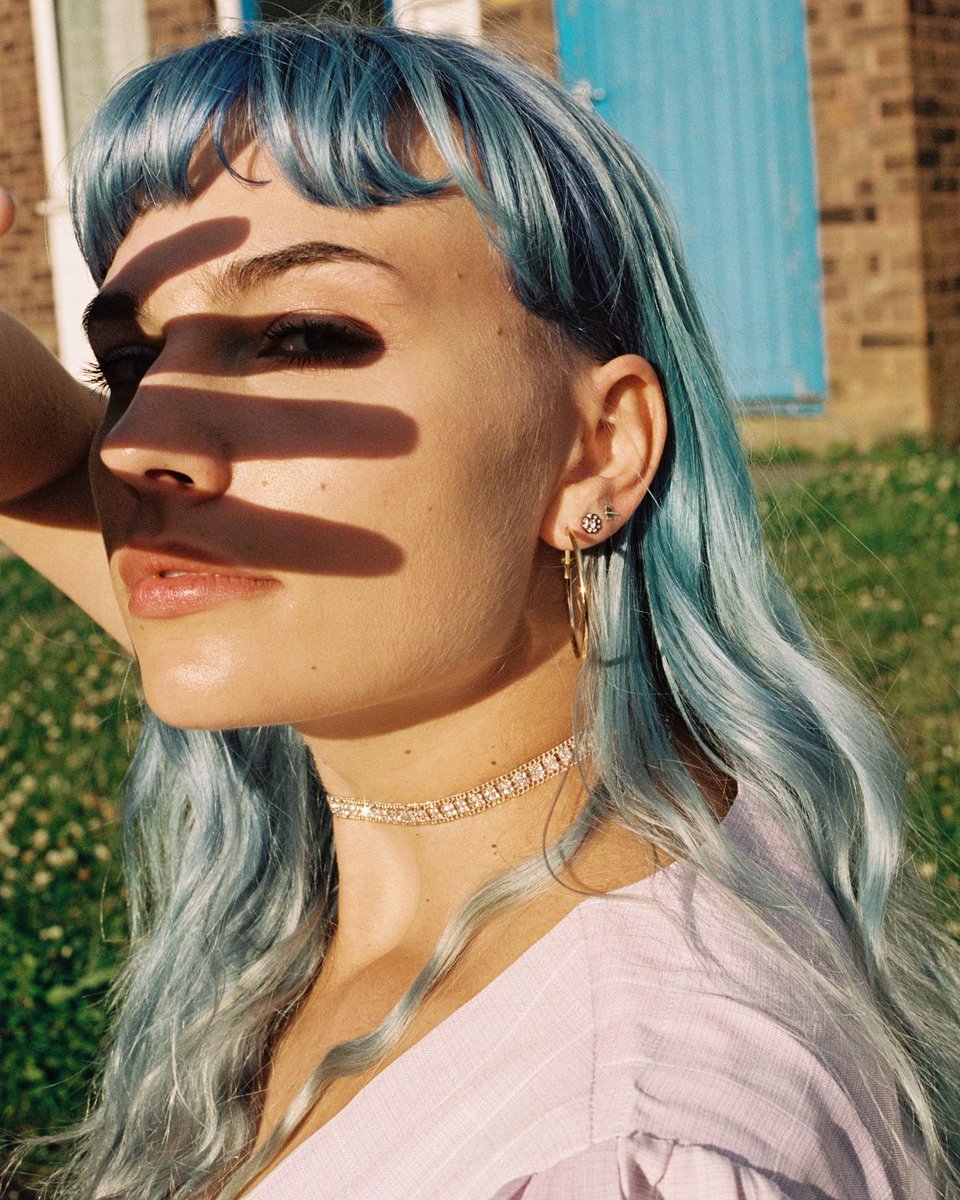 Faces is out everywhere! 💙 Thank you to <a href="/ClashMagazine/">CLASH</a> for the premiere

clashmusic.com/news/chloe-rod…