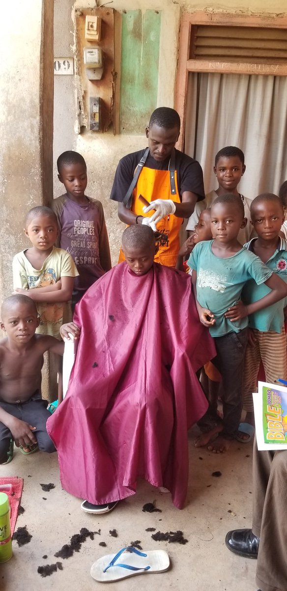 EkieWalters's tweet photo. I can only offer them my skills for free, i move around towns that are affected  by the on going crisis. #EndAnglophoneCrisis https://t.co/inGRmwUlxi
