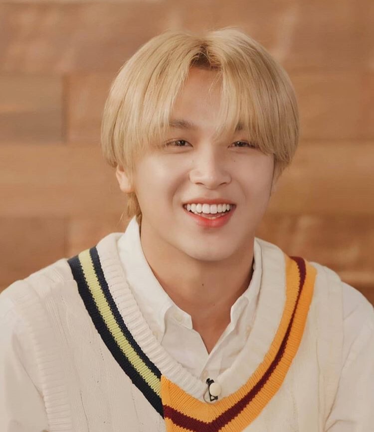 ositodechoco's tweet image. Yo: —sonriendo a la cámara siendo todo cool, mostrando mi nuevo color de cabello, brillando más que el sol— ☀️ 

También yo: ¡DELICIOSO!.