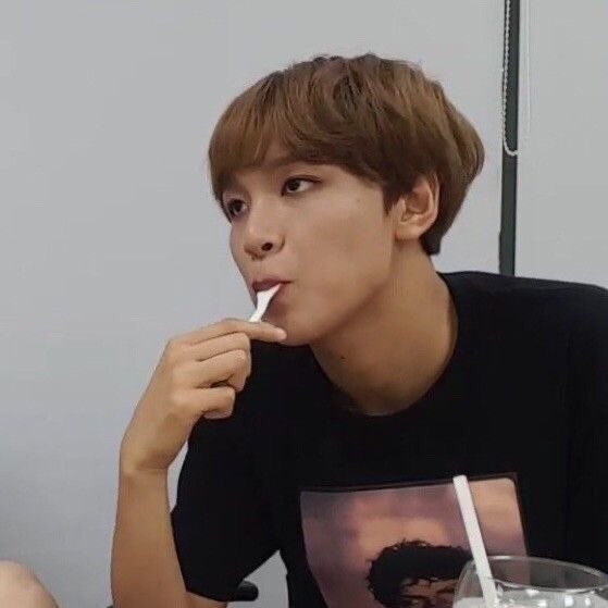 ositodechoco's tweet image. Yo: —sonriendo a la cámara siendo todo cool, mostrando mi nuevo color de cabello, brillando más que el sol— ☀️ 

También yo: ¡DELICIOSO!.