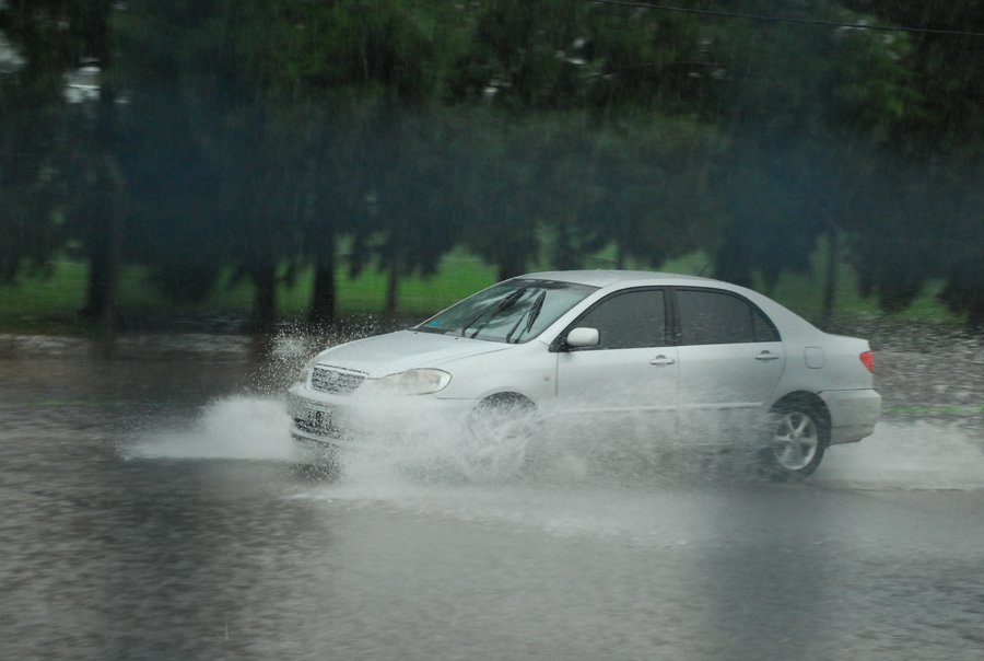 CESVI's tweet photo. #Lluve 🌧️en Buenos Aires, recordá reducir la #velocidad, aumentar la distancia de seguimiento, realizar desaceleraciones suaves y progresivas #CESVITips #SeguridadVial https://t.co/s3y2m7ElN3