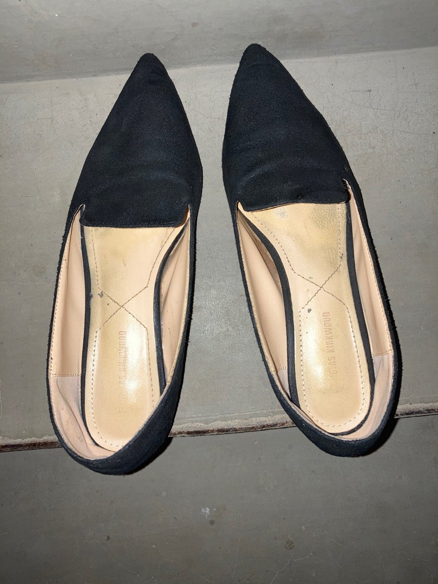 今天继续第二遍 这个白领少妇喜欢到门口墨迹一会再拖鞋进门 我就在门外等她进去 昨天没玩儿好 今天拍个清晰一点的继续干 一边拿牙咬着鞋子一边闻着 然后同时用鸡巴操着 射了好多 已经渗到鞋缝里去了 每天都要看着她踩着我的精液上下班