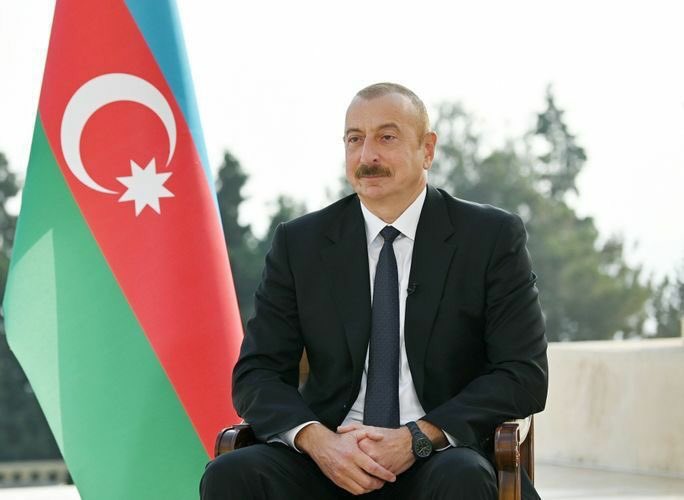<a href="/presidentaz/">Ilham Aliyev</a> 
“Ermənistan hələ ki gec deyil bəyanat verməlidir ki, torpaqlardan çıxıram, ondan sonra döyüşlər dayanacaq," 
Prezident İlham Əliyev xalqa müraciətində bildirib.
Füzuli, Xocavənd, Cəbrayıl, Zəngilan rayonlarının kəndləri və Zəngilan şəhəri azad edilib.
