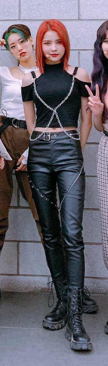 Yoobeb's tweet photo. Was so busy earlier that I didn’t notice but OMG RINA’S OUTFIT 💀 https://t.co/xFP2ha8iGS