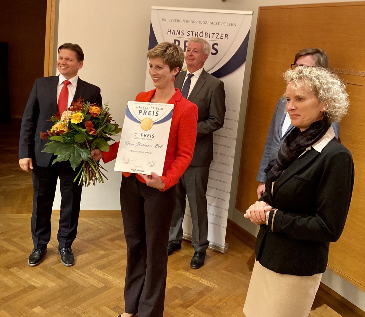 VGleitsmann's tweet image. Ich freue mich sehr über den “Hans-Ströbitzer-Preis”, der mir gestern in St.Pöltern überreicht wurde. Was für eine große Ehre, dass ich ihn mir mit der Journalistenlegende Hugo Portisch teilen darf - das macht mich sprachlos, verlegen und stolz. #großefreude