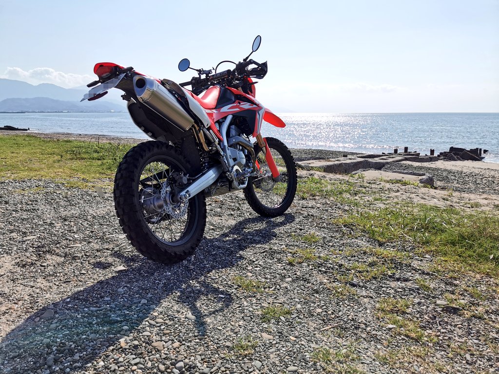 INFINIT_jp's tweet photo. 山も好きだけど、やっぱり海が好き🌊

浜でチェーンまで埋まってしまって、降りてもバイク自立してしてたのは秘密です🤣

#これを見た人はバイクの背景が海の画像を貼れ
#crf250l https://t.co/3lsqs0wJ8h