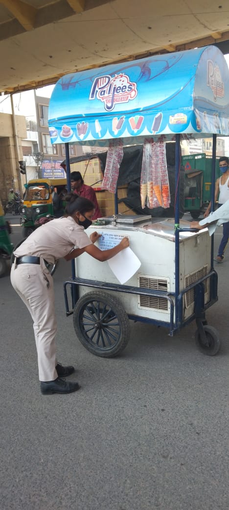 DMCentralDelhi's tweet photo. #COVID19_Awareness and #Munadi_session at #Azad_market and nearby #area by #Team_DDMA #CENTRAL_DISTRICT.
#unlock5guidelines
#delhidefetingcorona
#StayHomeStaySafe
@Dilkhush_ias
@brgausingha
@HarishM07710561
@SarhanAhmed15
@DCPCentralDelhi
@msisodia
@TOIIndiaNews https://t.co/Ls1JThGUPp