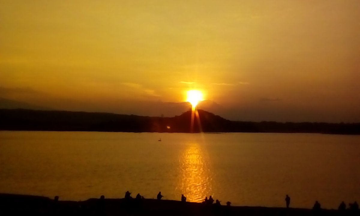 KaelaniMuhammad's tweet photo. Kurang indah apalagi alam Indonesia ini?
–
–
–
#Senja #swastamita #alamindonesia
#explorecirebon #cirebon #setupatok
#cirebonjeh #jabarjuaralahirbatin
#sore #danauindoesia #penikmatsenja https://t.co/ODOx74OWyQ