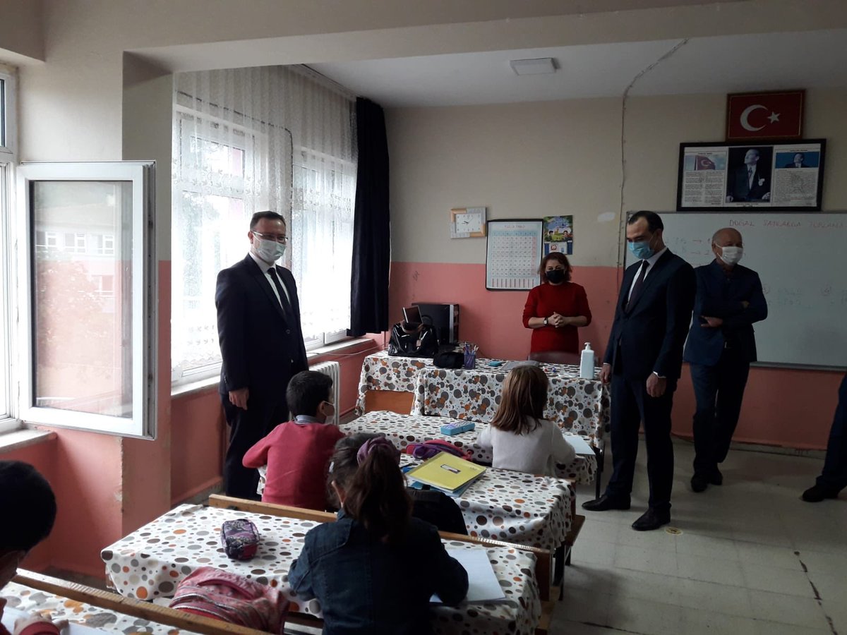 Ziyarete Kaymakam Adayı Alparslan SÖZEN, İlçe Milli Eğitim Şube Müdürü İsmet GÜNER, Belediye Meclis Üyesi Turgut ÇAKIL, Evci İlkokulu Müdürü Kadir DÜLGEROĞLU, Evci Ortaokulu Müdürü Muammer CAN, Evci Mahallesi Muhtarı Selahattin GEMRİK, okul öğretmenleri eşlik ettiler.