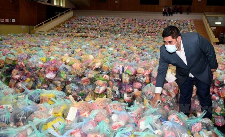 KiniSabah's tweet photo. KOTA KINABALU: Kerajaan Sabah terus mempergiat usaha mengagihkan bekalan makanan kepada golongan sasar yang memerlukan dan terkesan akibat penularan Covid-19 supaya mereka tidak tercicir daripada menerima bantuan.  #bantuan #covid #kerajaansabah #Sabah https://t.co/EU92bNfJOF https://t.co/2Bp2xGK1Ry