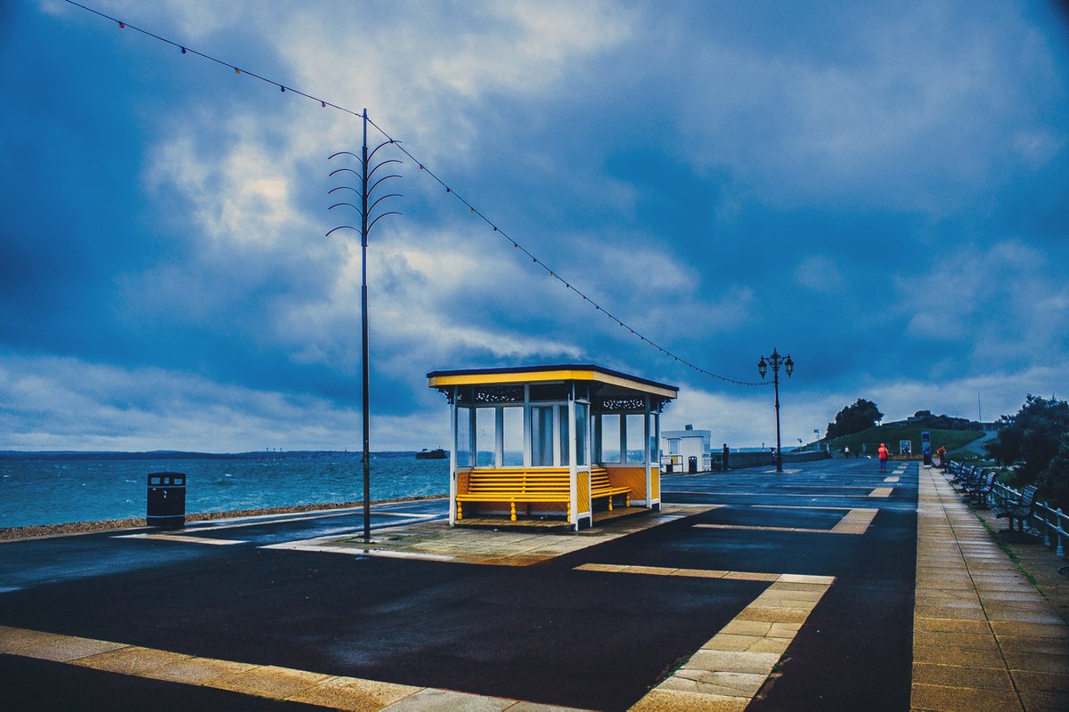 High tide and strong winds at Southsea seafront. The little yellow shelter that's endured all weathers, stands out against the stormy looking skies. Taken by Alex Eneas. Instagram: <a href="/alex/">alex 🏴‍☠️🇺🇸🇺🇦</a>.eneas.photography